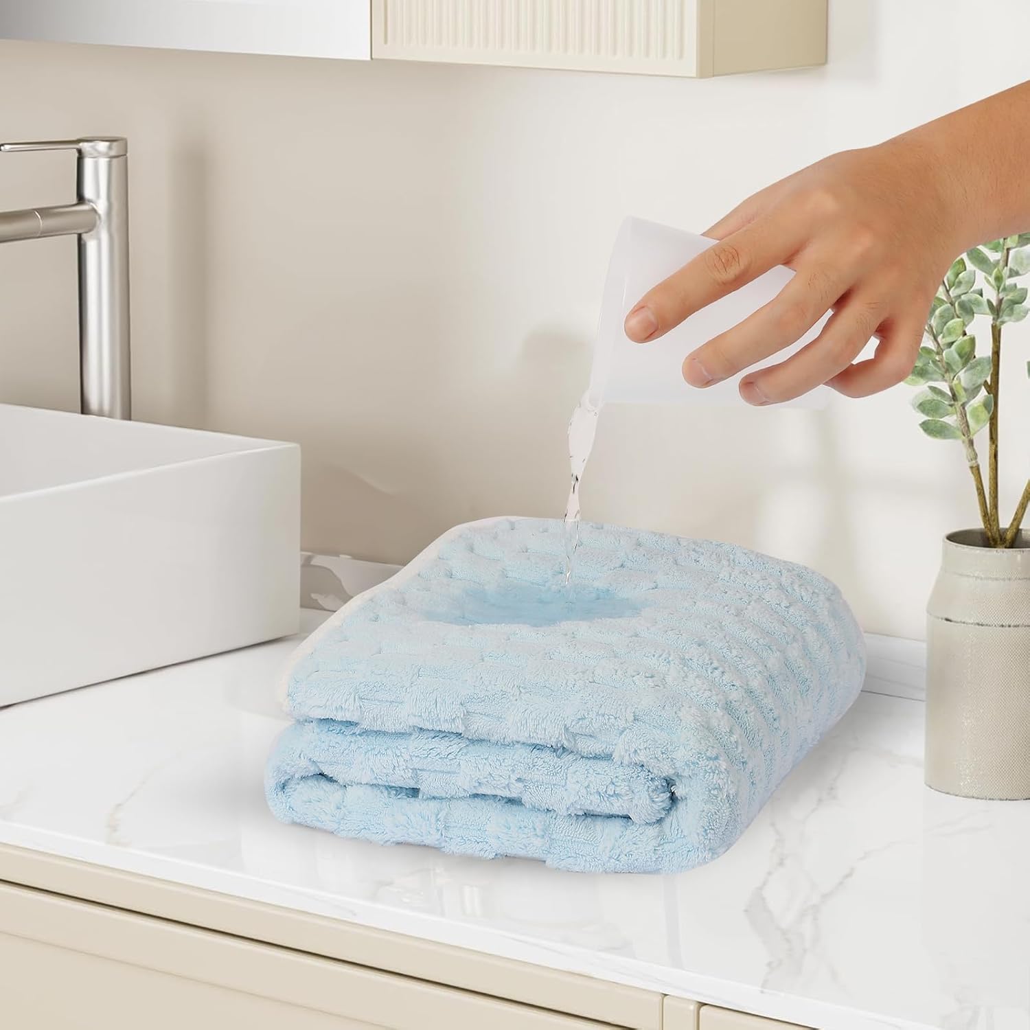 Luxury Microfiber Bath Towels 4-Pack  8X Absorbent Quick-Dry 27.5x55in Ultra Lightweight & Hypoallergenic For Spa Gym Travel  Super Soft Bath Sheets Set Mixed Color